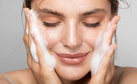 A rotina de limpeza ideal para cada tipo de pele